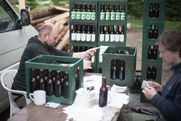 Pirmā alus "Zaļā Bise" etiķešu līmēšana uz alus pudelēm 2014. gadā.
